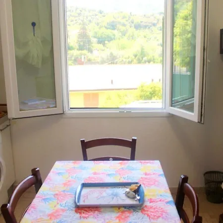 In Mit Terrasse Und Garten Λεβάντο
